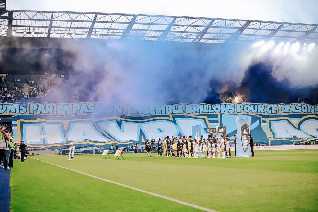 "Unis par la passion, ensemble faisons briller ce blason" - Le tifo exceptionnel des HACFANS
